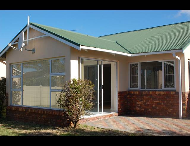 3 BEDROOM TOWNHOUSE RENTED IN LORRAINE